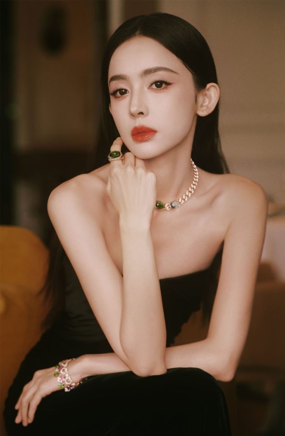 古力娜扎穿黑色抹胸晚礼服秀沟如如美丽的黑天鹅(9/10)