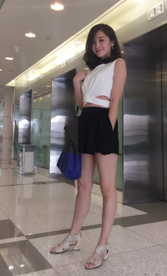 美腿女主持人汪聪站在电梯前拍照(1/1)