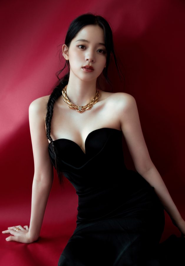 欧阳娜娜性感升级！一袭黑裙惊艳亮相，绝美锁骨太吸睛(1/7)