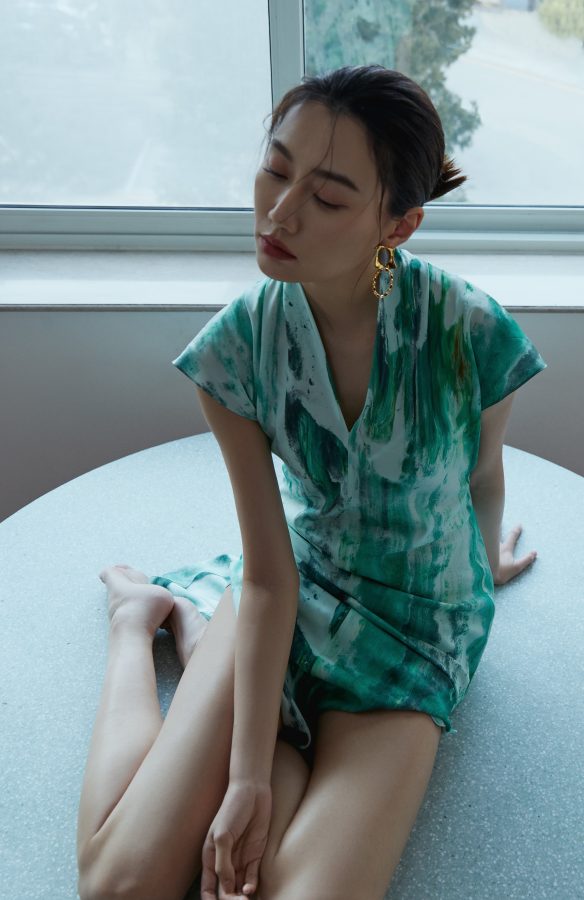 李斯羽穿米色开叉短裙尽显都市女性的干练与性感(2/4)