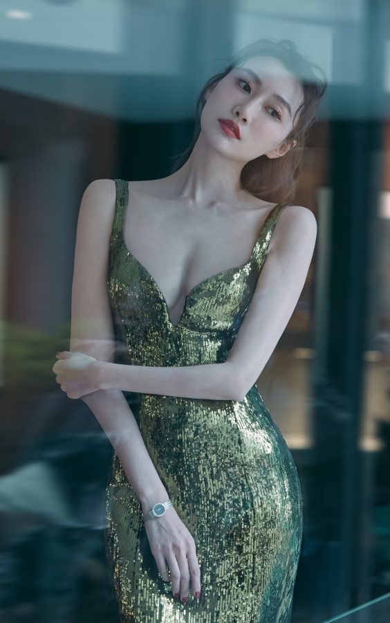 李斯羽穿低胸亮片礼服，细带凉鞋勾勒迷人足踝(4/6)