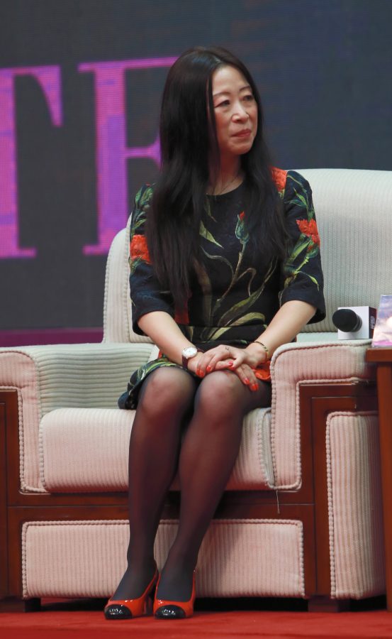 上海童梦投资管理有限公司女老板印岚腿穿黑丝袜出席商业论坛活动(1/3)
