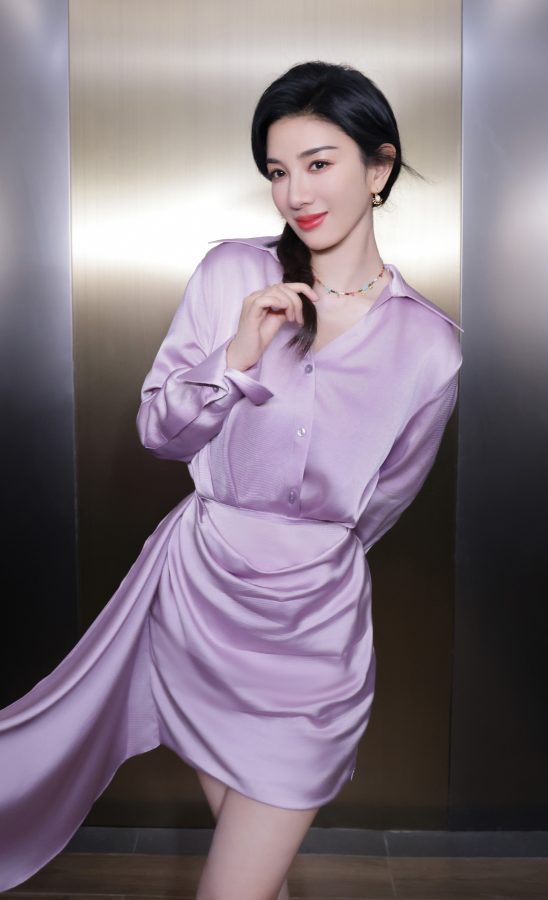 成熟女明星黄奕穿紫裙自信大秀纤长美腿(2/4)