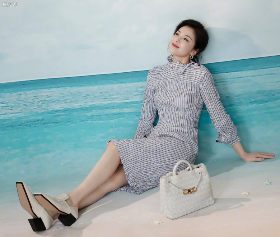 刘涛拍摄海边度假风美照！条纹连衣裙衬托修长玉腿(4/6)