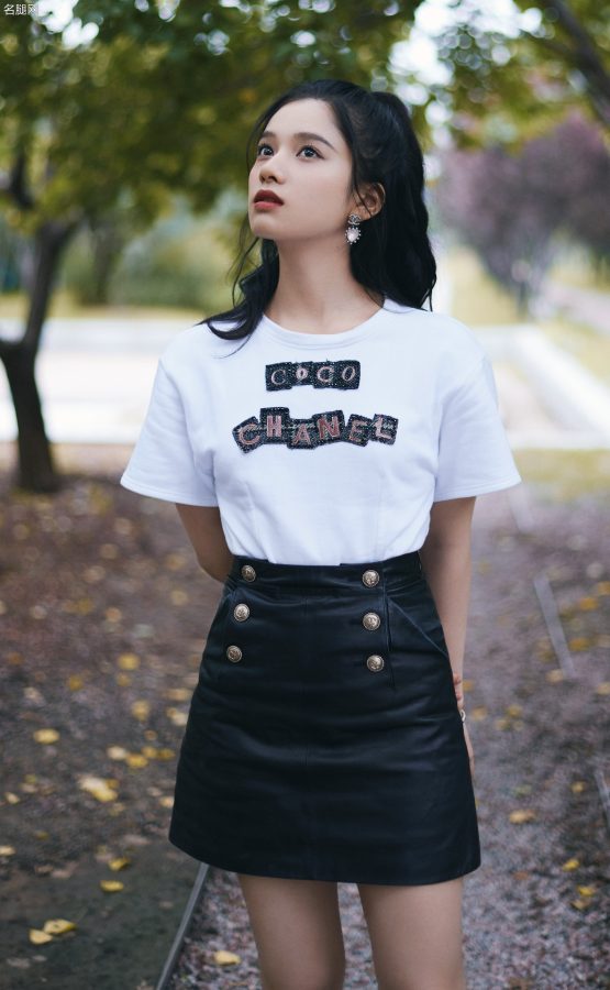 张婧仪清纯气质与美腿并存，俏皮动作活力满满(3/6)