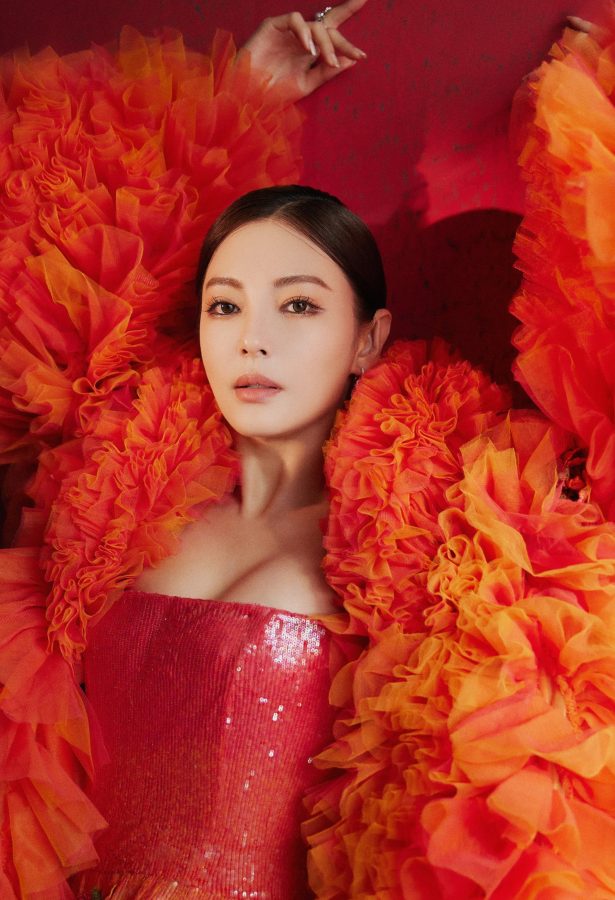 Zhang Yuqi wore an orange low-cut long dress, showing off her beautiful breasts.(2/11)