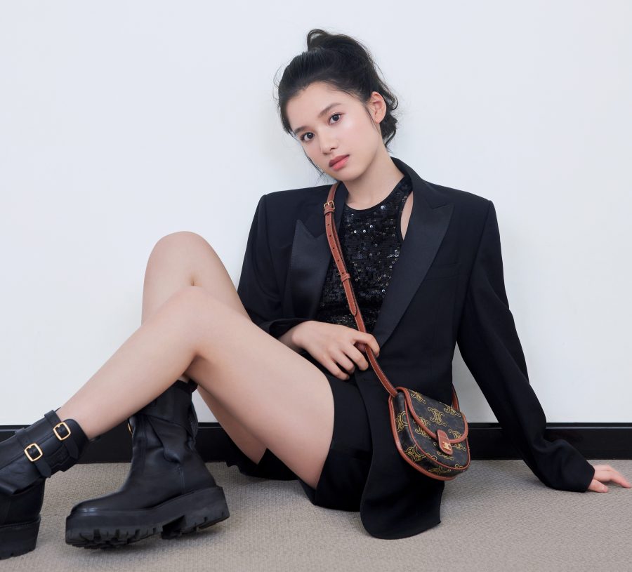张婧仪坐在地板上展示纤白的少女美腿(1/3)
