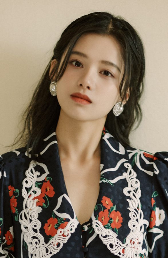 甜美少女张婧仪脸庞清纯！印花短裙大秀纤细美腿(3/3)
