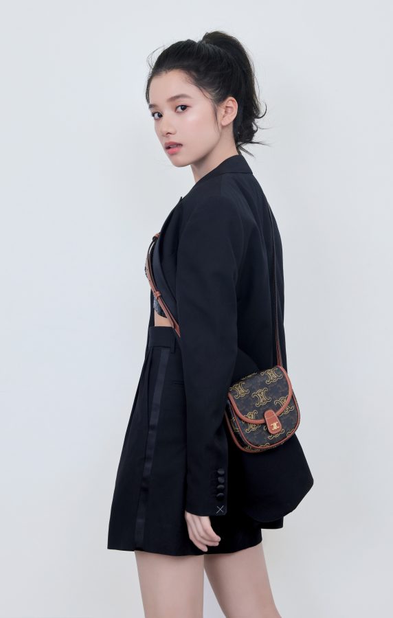 张婧仪坐在地板上展示纤白的少女美腿(2/3)