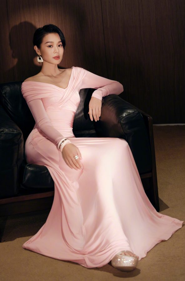 胡杏儿粉色丝绸裙尽显优雅，高开叉美腿与高跟鞋的完美结合！(2/7)