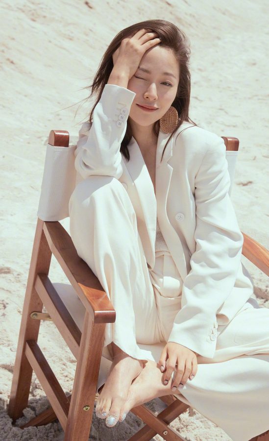 气质女神江一燕海边夏日风情秀白足(1/2)