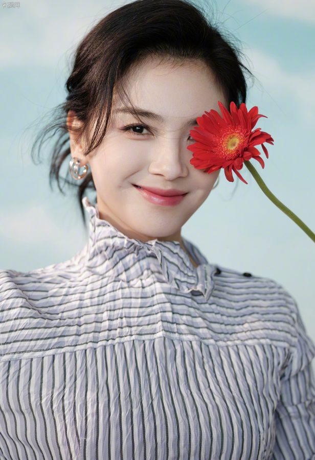 刘涛拍摄海边度假风美照！条纹连衣裙衬托修长玉腿(6/6)