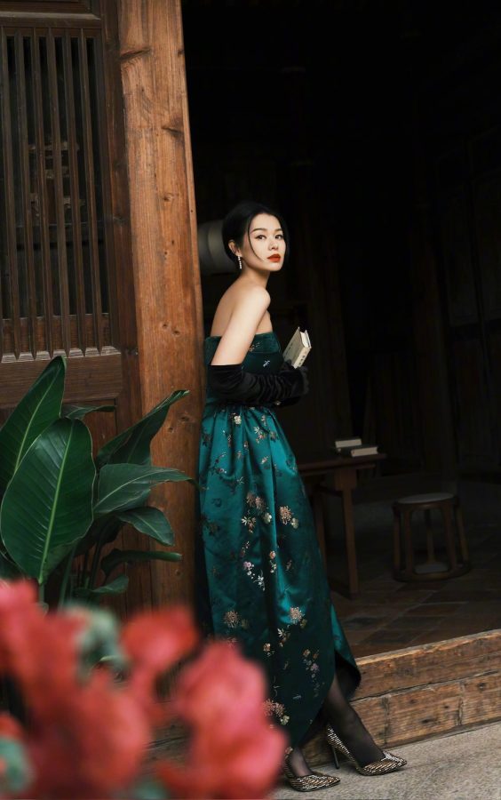 胡杏儿一袭墨绿丝绸裙配黑丝，尽显高贵典雅气质(4/4)