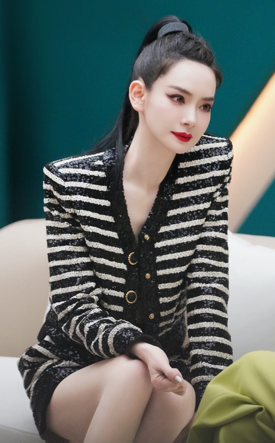 《浪姐》戚薇脚蹬细跟皮靴白腿交叉坐姿(4/4)
