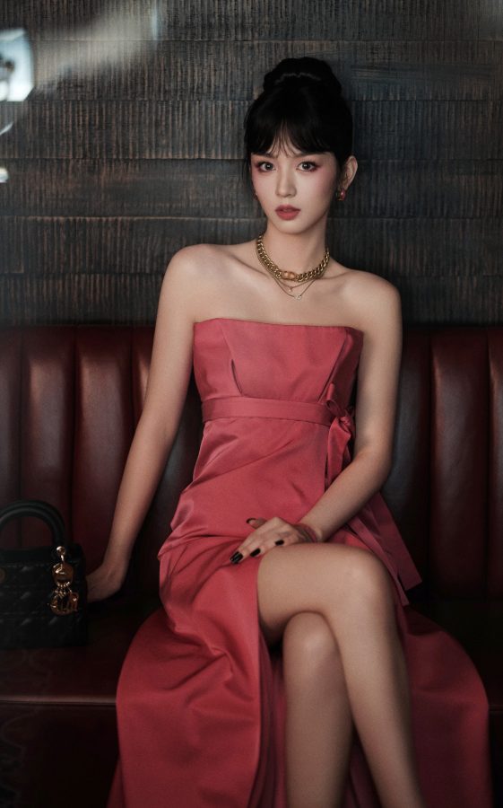  Zhou Ye stood on the rooftop wearing a pink tube top slit skirt showing off her long legs(6/10)