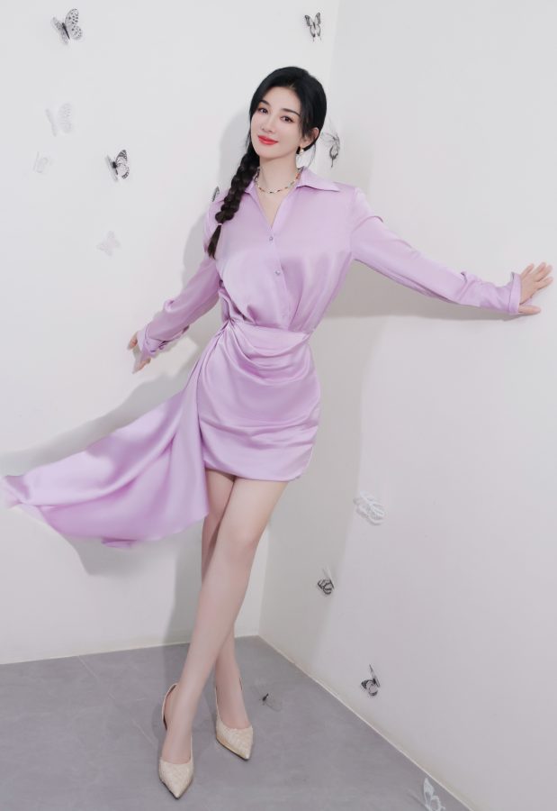 成熟女明星黄奕穿紫裙自信大秀纤长美腿(1/4)