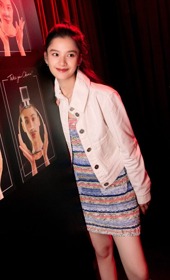 张婧仪高扎马尾搭配彩色短裙展现美腿魅力(2/3)