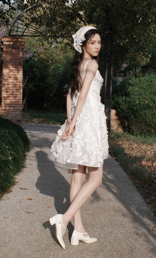 温柔甜美系女神周也，短裙下的大长腿，初恋感十足。(2/5)
