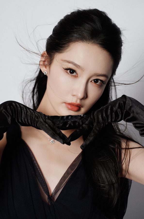 李沁穿黑色长裙戴真丝手套美脸盯屏(1/5)