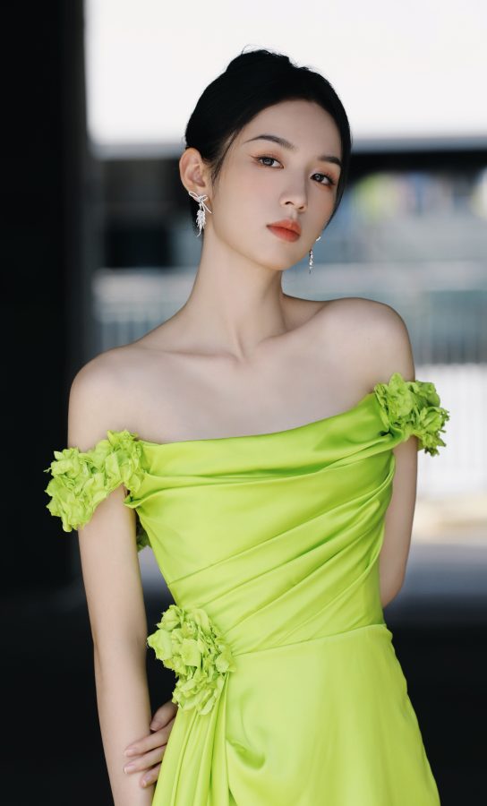 美女明星周也身穿嫩绿露肩礼服出席力士品牌活动(4/5)