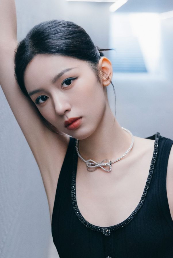 周也甜美蝴蝶结印花牛仔裙秀玉腿！(4/7)