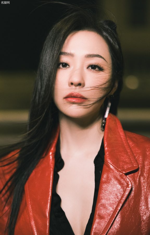 清纯与性感并存！舞台上的张靓颖光彩夺目，一双无敌美腿吸睛无数(11/12)