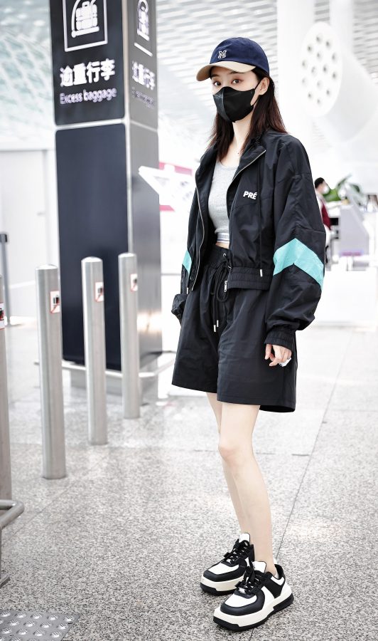 张小斐戴口罩出行展露筷子腿(5/6)