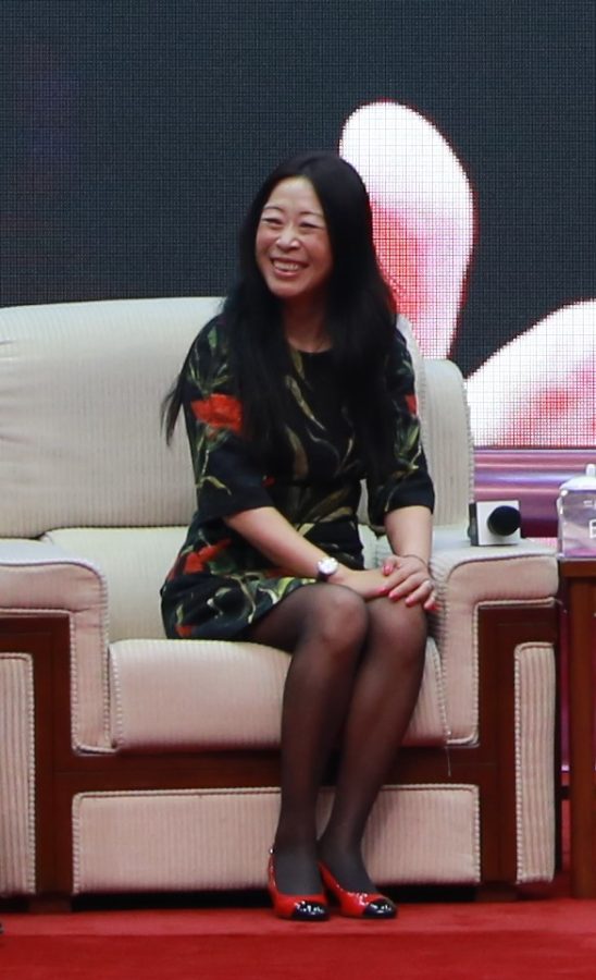 上海童梦投资管理有限公司女老板印岚腿穿黑丝袜出席商业论坛活动(3/3)