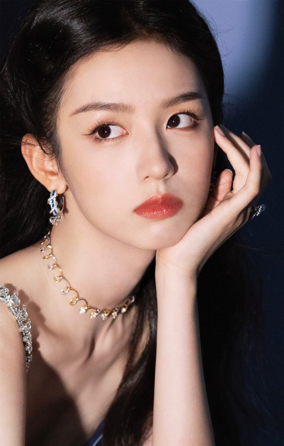 周也牛仔短裙衬托白皙美腿，青春活力十足(5/7)