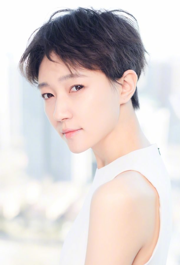 Jiao Junyan looks cool in high-heeled boots and short hair!(2/5)