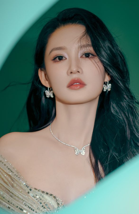 女明星李沁身着半透银光晚礼服出席第三届中国电视剧年度盛典(5/6)