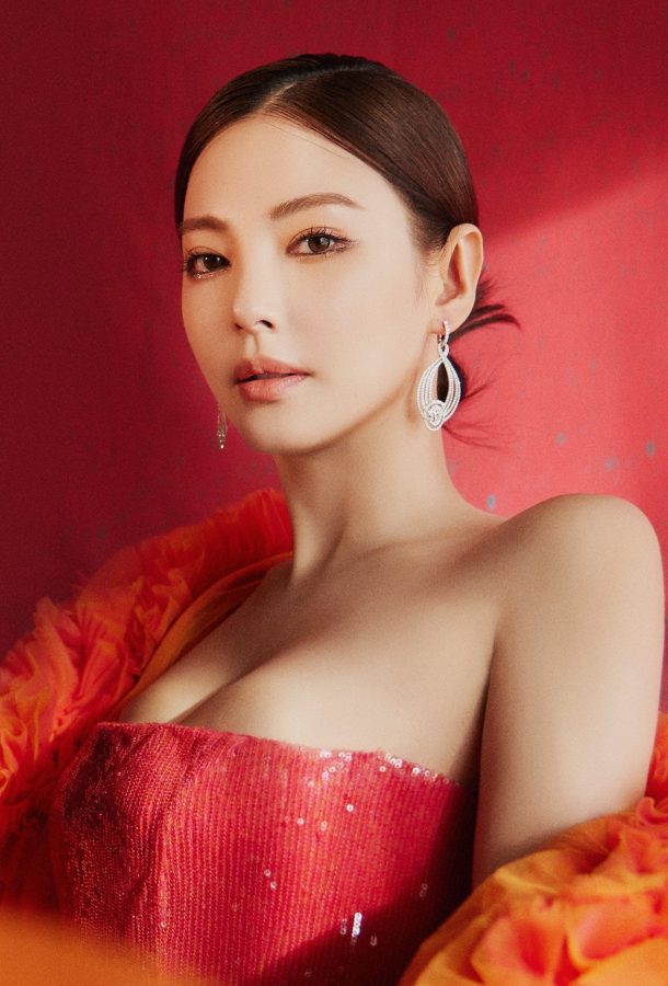 Zhang Yuqi wore an orange low-cut long dress, showing off her beautiful breasts.(6/11)