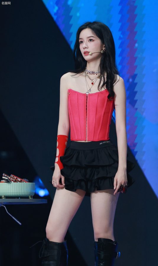 周也录制《城市捉迷藏》时纤细白皙的美大腿(7/12)