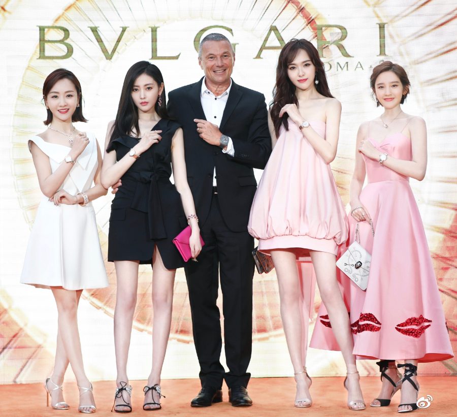 杨蓉、张天爱、唐嫣、唐艺昕同台秀腿，唐嫣身高优势明显(1/8)