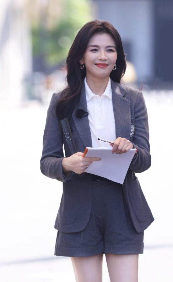 知性大美女刘涛灰色短裤套装尽显白皙美腿(2/3)