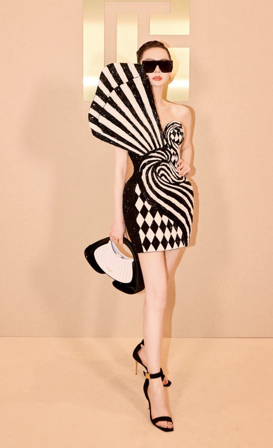 Qi Wei wears a black and white geometric pattern miniskirt to show off her slender white legs(1/5)