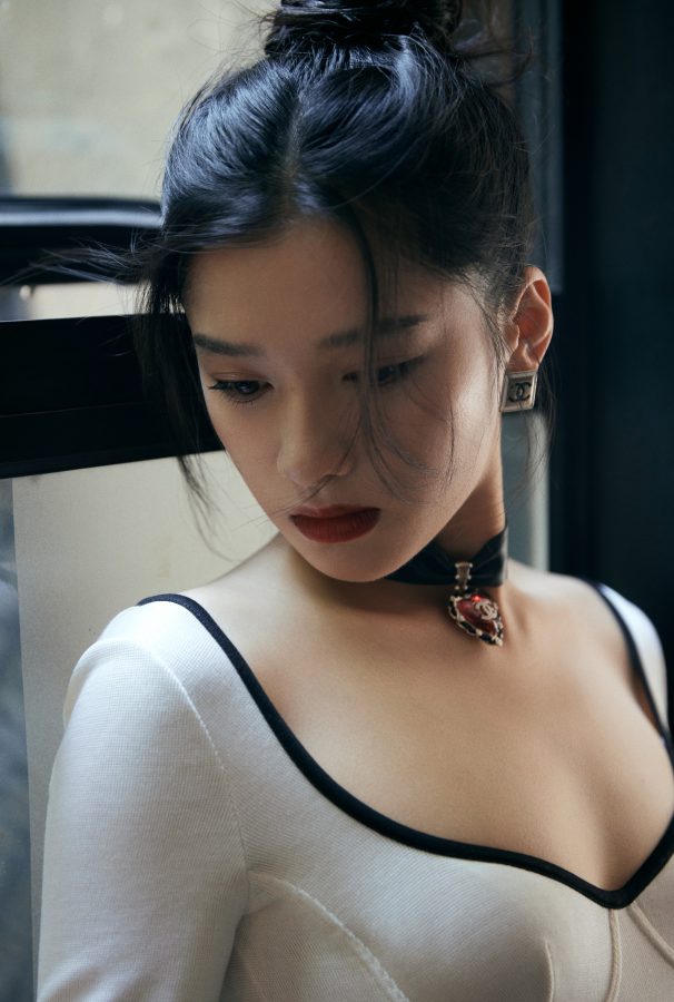张婧仪穿低胸装踩尖头高跟鞋玉腿纤细现身SuperELLE年轻力中国颁奖盛典(4/6)