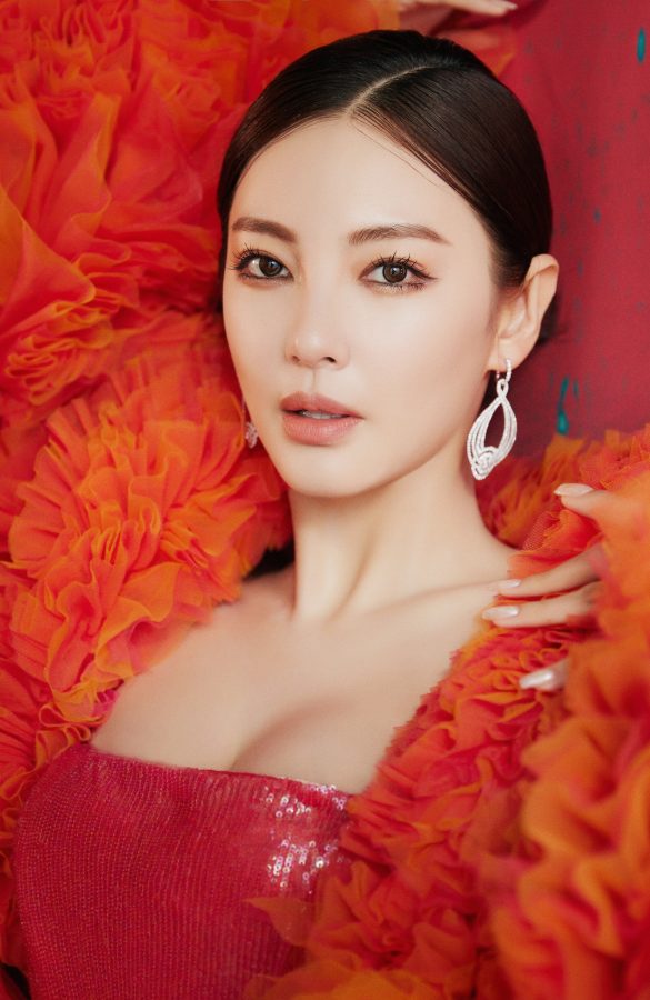 Zhang Yuqi wore an orange low-cut long dress, showing off her beautiful breasts.(5/11)