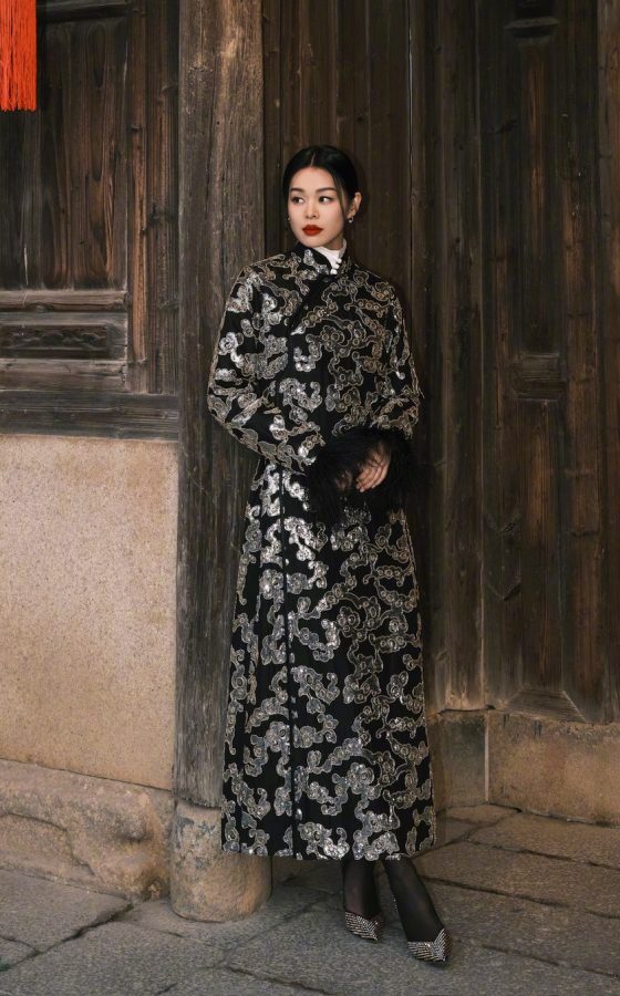 国风美人胡杏儿身穿改良旗袍搭黑丝高跟韵味十足！(2/3)