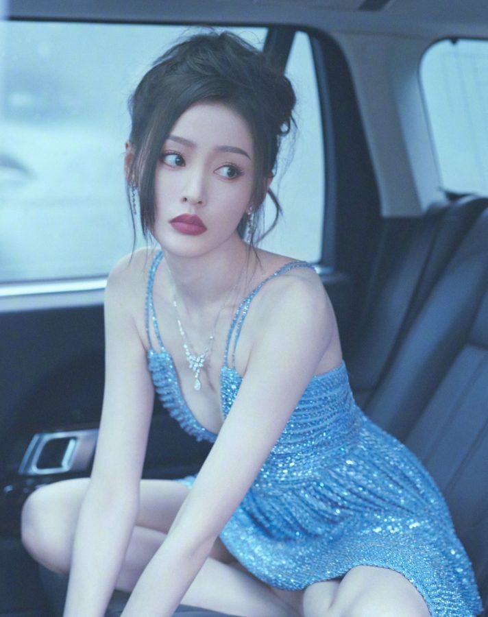 张天爱化身深海人鱼公主，蓝色亮片裙勾勒完美曲线，美到窒息！(2/6)