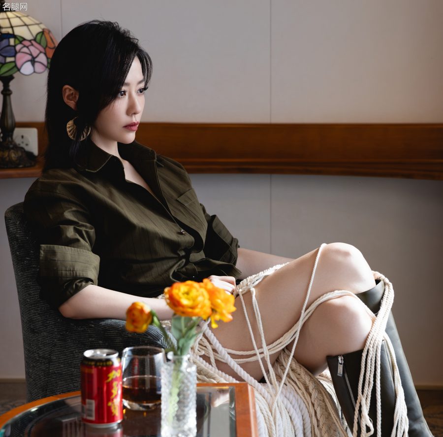 张靓颖随性坐姿尽显修长白大腿(1/2)