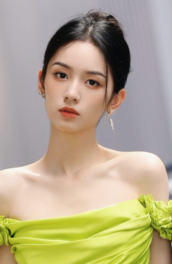美女明星周也身穿嫩绿露肩礼服出席力士品牌活动(3/5)