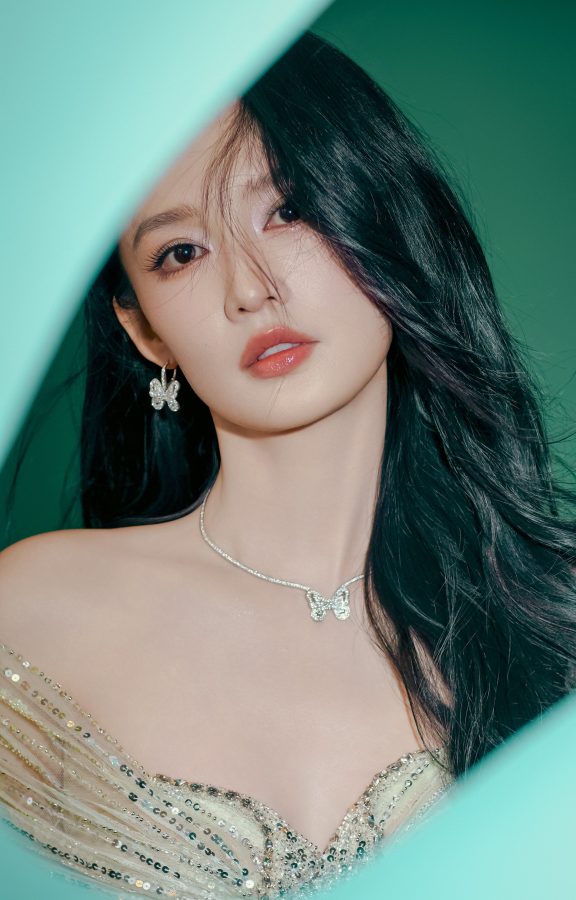 女明星李沁身着半透银光晚礼服出席第三届中国电视剧年度盛典(6/6)
