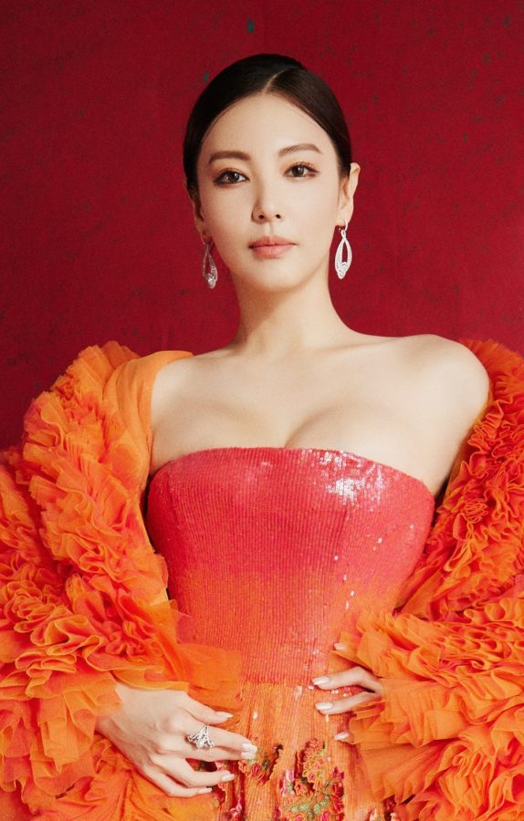 张雨绮穿橙色低胸长裙秀半球美得令人窒息。(7/11)
