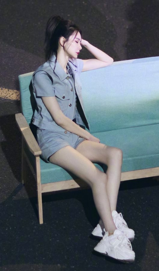 戚薇穿牛仔蓝色短裤套装大秀美腿(5/5)
