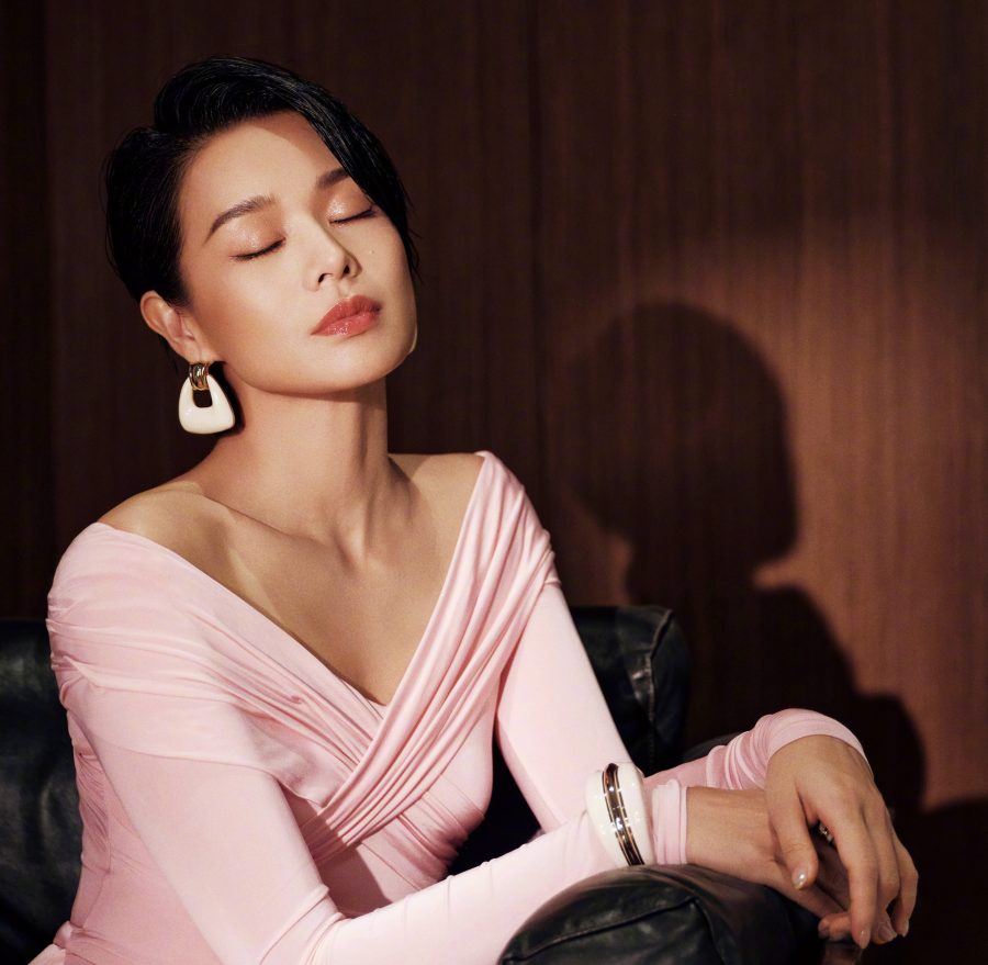 胡杏儿粉色丝绸裙尽显优雅，高开叉美腿与高跟鞋的完美结合！(6/7)