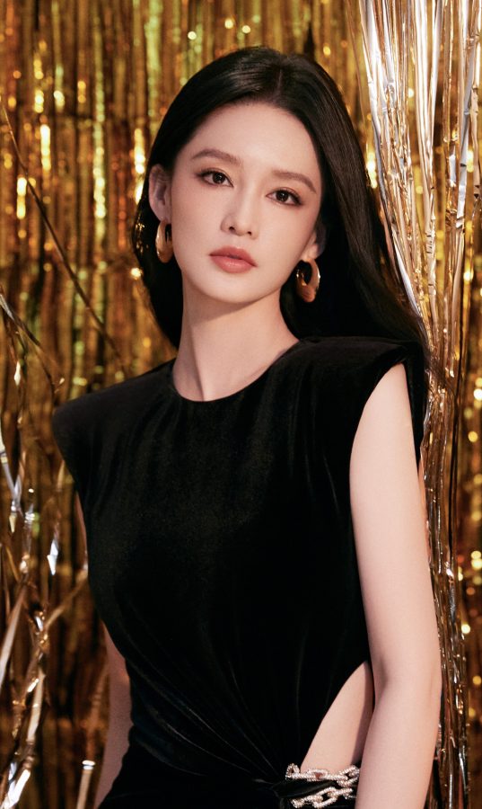 李沁“黑天鹅”造型惊艳！高开叉丝绒裙尽显S曲线，美腿太吸睛(3/4)