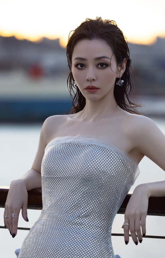 张靓颖穿半透纱裙踩防水台恨天高录制《亚洲新声》美腿若隐若现(4/4)