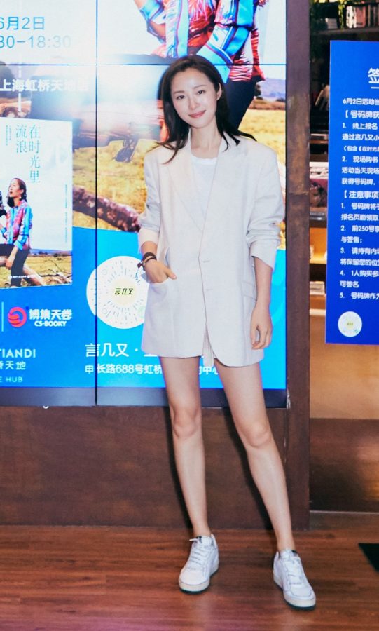江一燕穿白色西装短裤大秀细长美腿(2/3)