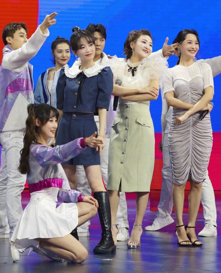气质女神于莎莎甜美秀白腿(4/4)